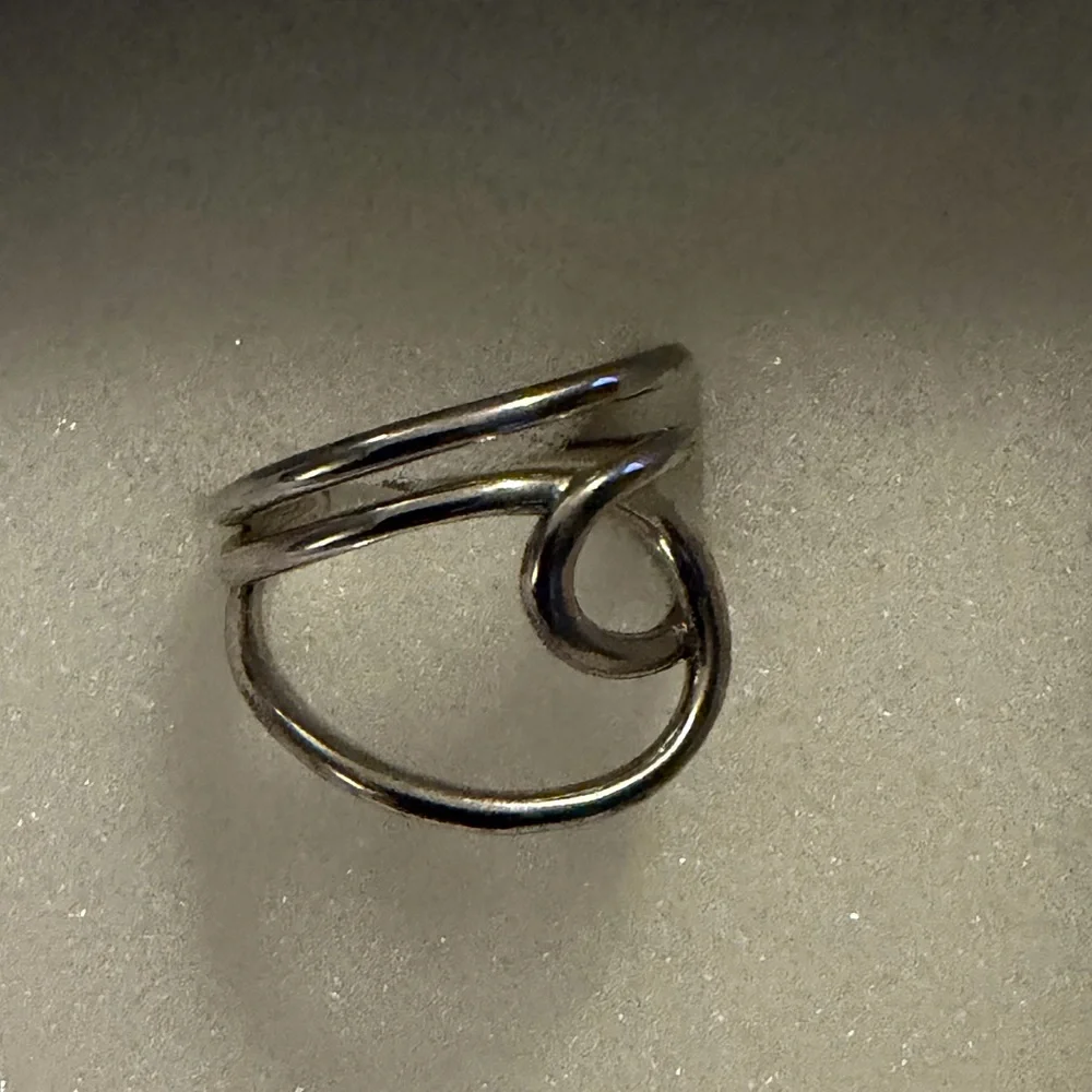 Stylish Silver Swirl Ring - Picture 1 of 5